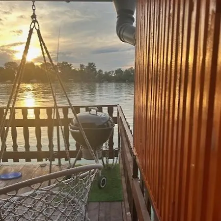 Splav Na Dan Royal Water Holiday home Belgrade